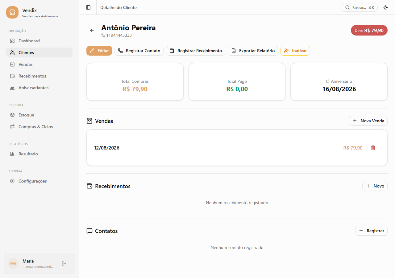 Tela de detalhe de um cliente, mostrando total comprado, total pago, aniversário, histórico de vendas, recebimentos e contatos